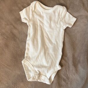 Carter’s 4pk White Onesie - Newborn 

Gently used or either never worn
Washed